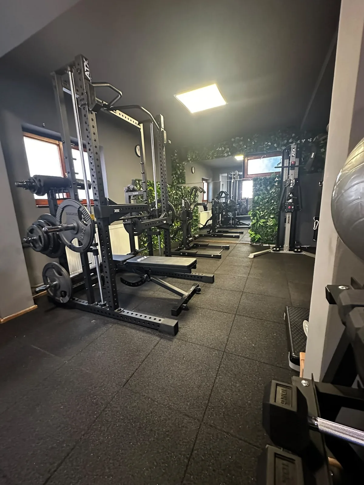 Moderné fitness stroje v hlavnej tréningovej zóne