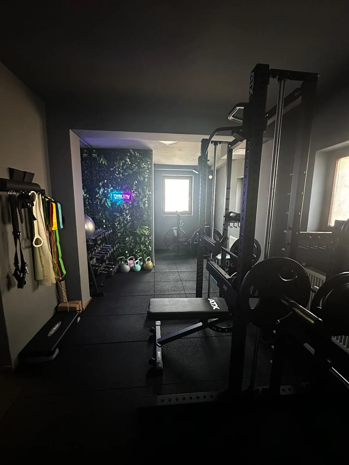 Moderné fitness stroje v hlavnej tréningovej zóne