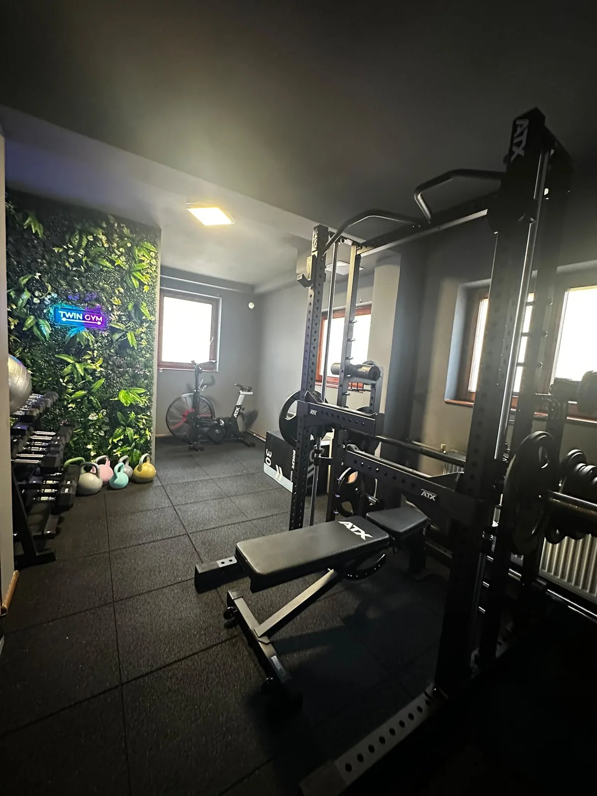 Moderné fitness stroje v hlavnej tréningovej zóne