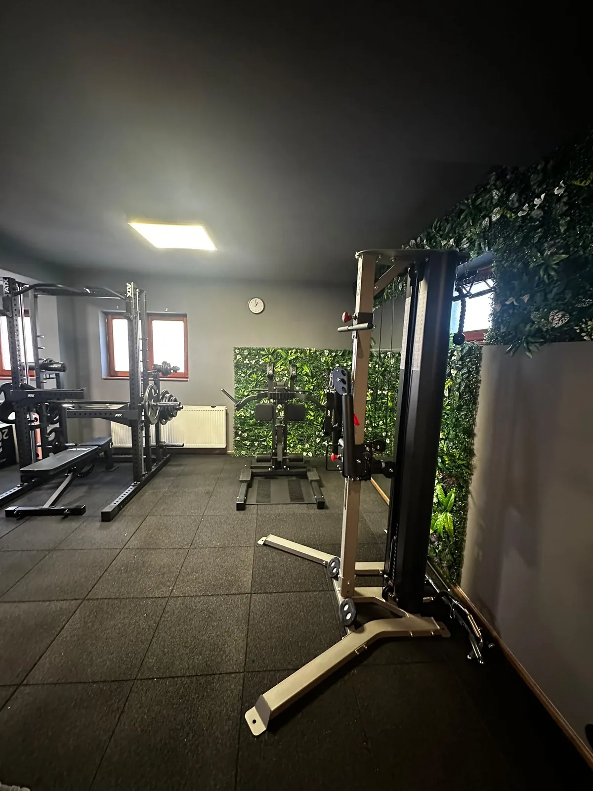 Moderné fitness stroje v hlavnej tréningovej zóne