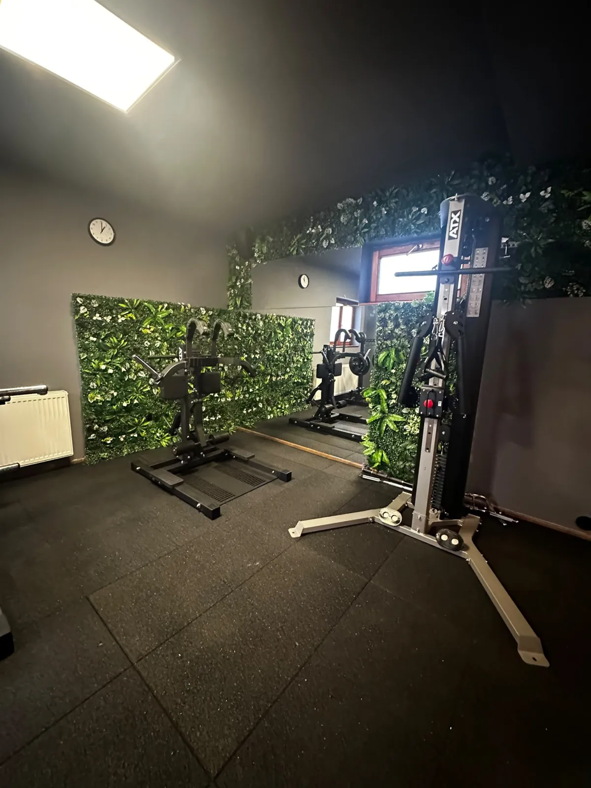 Moderné fitness stroje v hlavnej tréningovej zóne