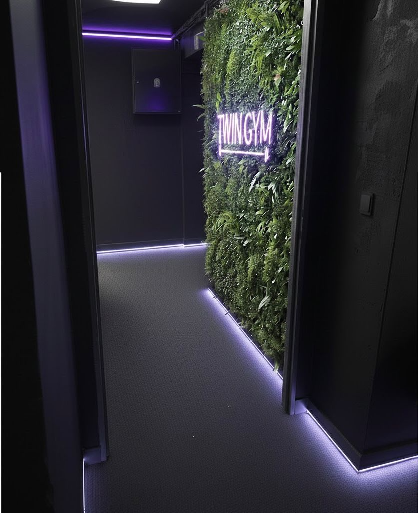 Vchod do Twin Gym s neónovým nápisom